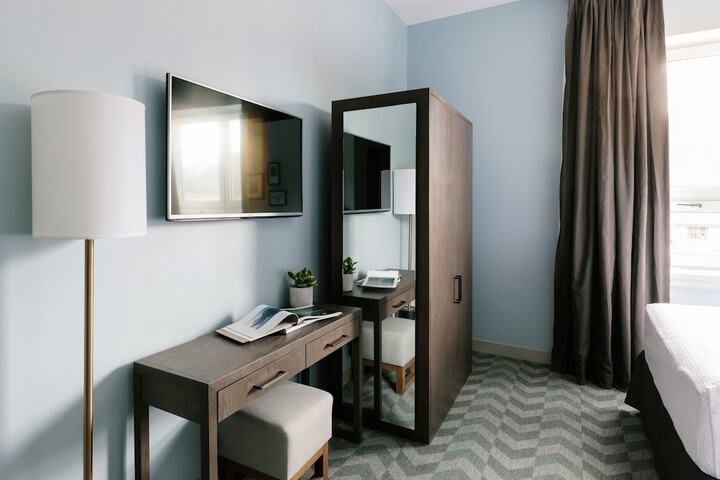 Room 9 of 32