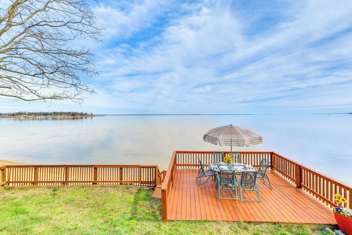 Riverfront Colonial Beach Home w / Private Beach!
