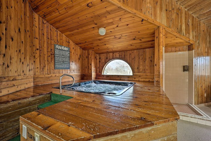 1 Mi to Skiing: Beech Mountain Condo w / Fireplace!