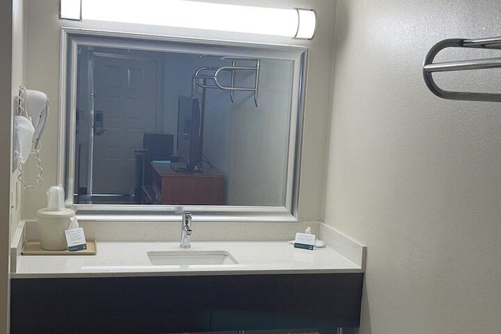 Room 9 of 28