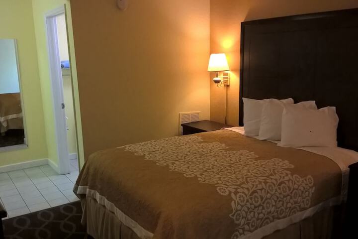 Days Inn & Suites by Wyndham Port Richey