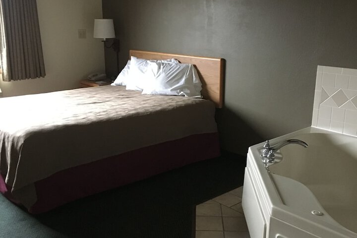 Moose Lake Lodge & Suites