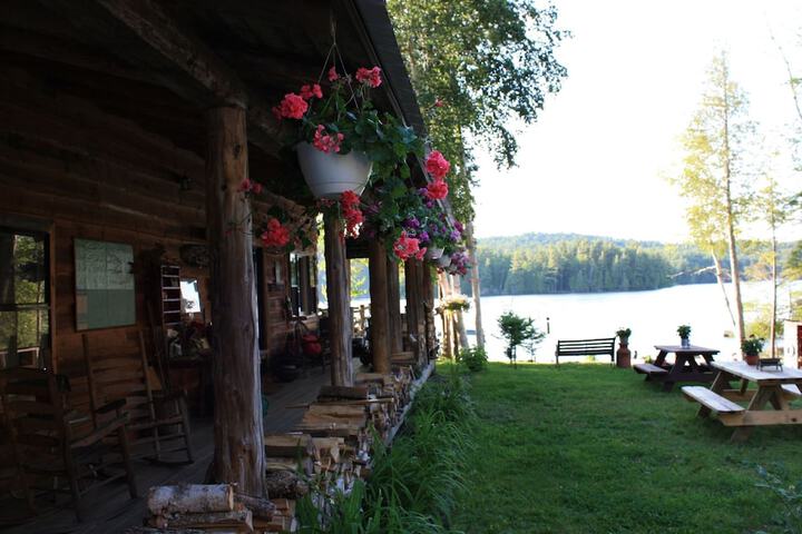 Kiwassa Lake Bed & Breakfast