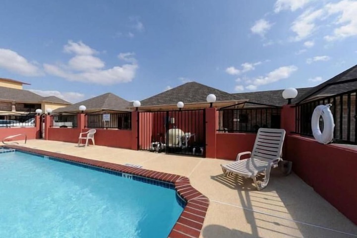 Pool 4 of 28