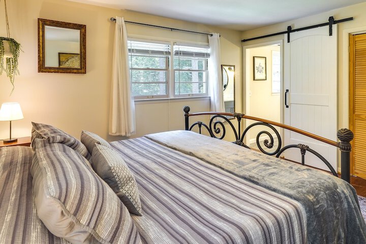 Southern Pines Vacation Rental w / Deck & Grill!