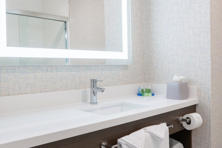 Holiday Inn Express & Suites Lake Forest by IHG