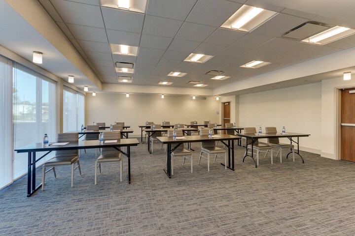 Holiday Inn Express & Suites Roanoke – Civic Center by IHG