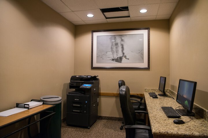 Business Center 82 of 87