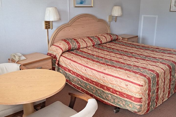 Room 6 of 10