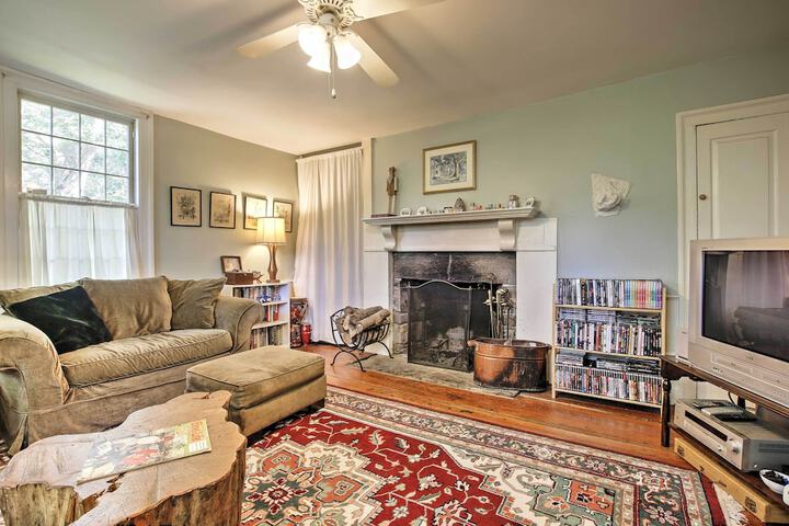 Historic Huntington Home - Walk to Westfield River