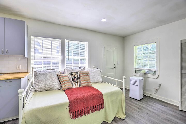 Quaint Leeds Studio w / Yard 18 Mi to Birmingham!