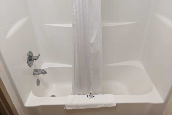 Heritage Inn & Suites