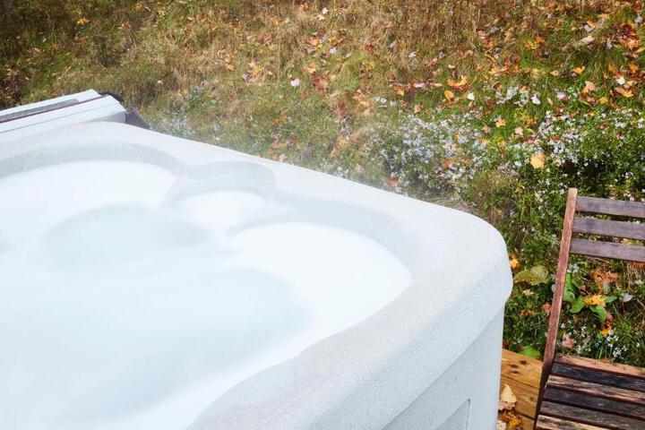 Cozy Cottage with Jacuzzi Sauna, Fire Pit and Reading Nook!