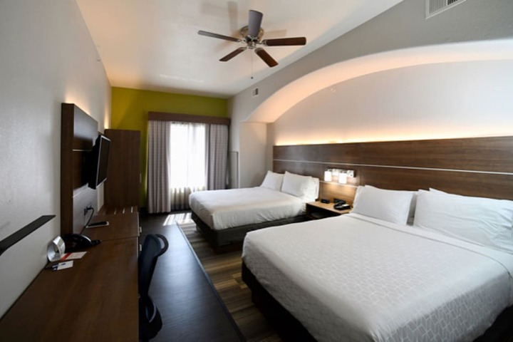 Room 25 of 42