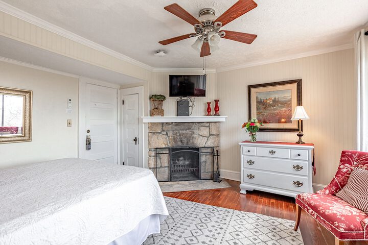 Room 105 of 143