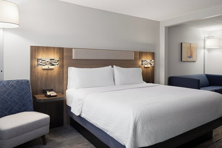 Holiday Inn Express & Suites Midwest by IHG