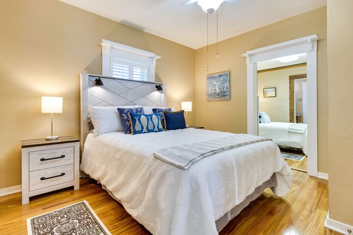 Lakefront Tavares Home w / Deck Patio & Dock!