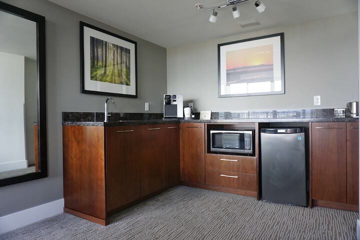 DoubleTree by Hilton Hotel & Suites Victoria