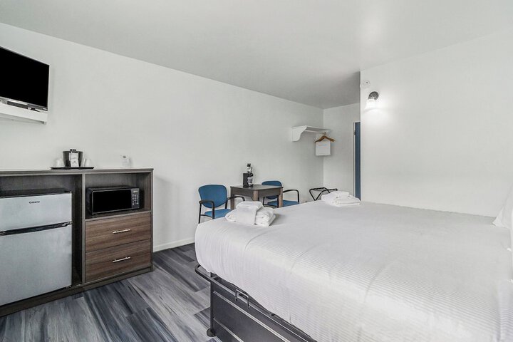 Snyders Shoreline Inn