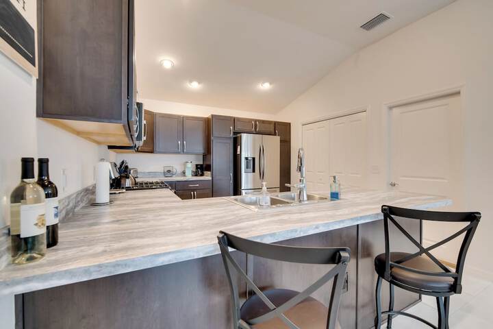Sun-soaked Retreat in The Villages w / Grill!