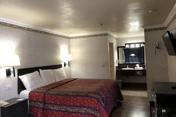 Room 9 of 16