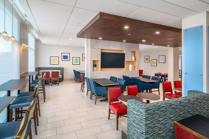 Holiday Inn Express & Suites Brandon by IHG