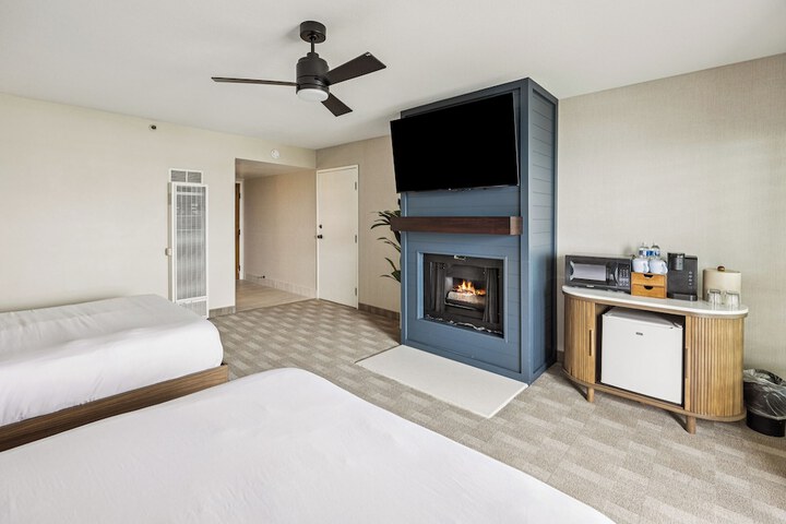 456 Embarcadero Inn & Suites