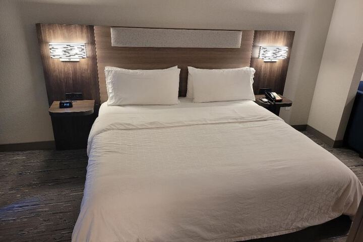 Holiday Inn Express & Suites Starkville by IHG