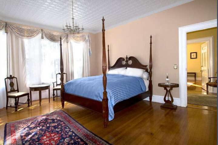 Room 5 of 9