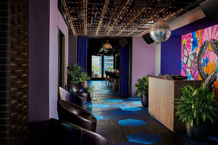 Lounge 52 of 64