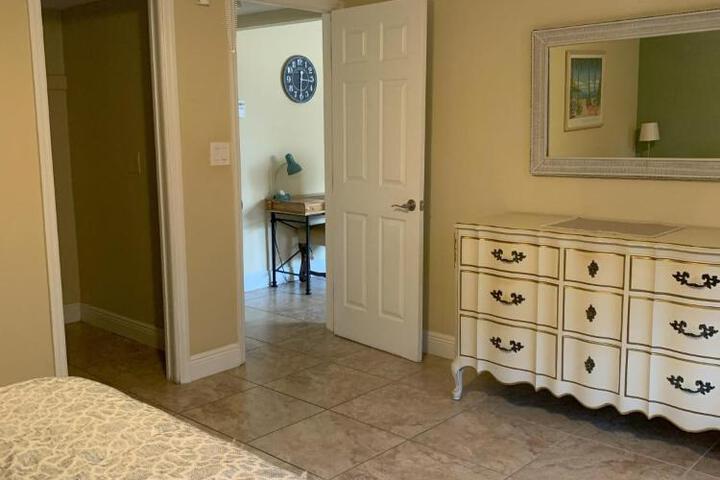 Tranquil Waterfront 2bd1ba Apt in North Palm Beach