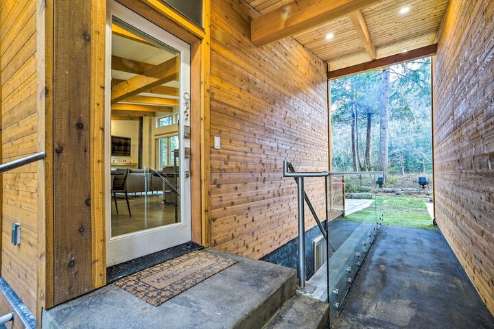 Heated Swim Spa! 15-acre Cabin on Skykomish River