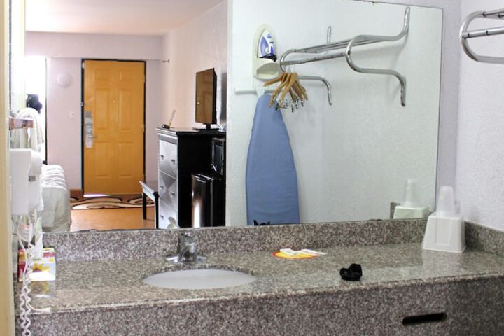 Room 8 of 10