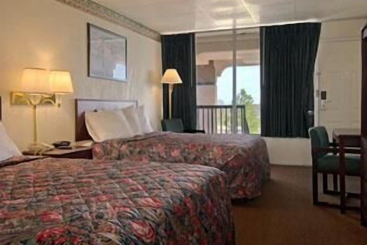 Room 10 of 18
