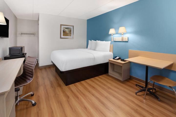 Travelodge by Wyndham Madison Heights MI