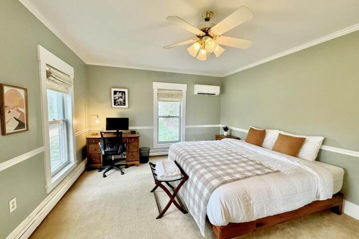 Cozy Stay w Fireplace Near Gunstock Laconia
