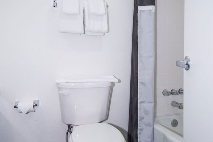Room 8 of 18