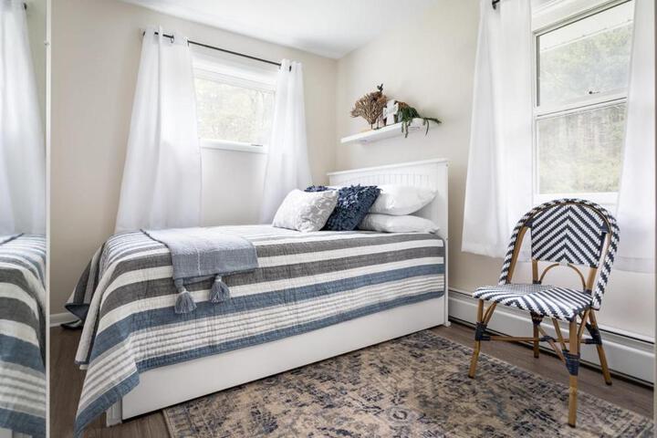 Cedar Creek Cottage Close to Downtown Traverse City Beaches and the TART Trail