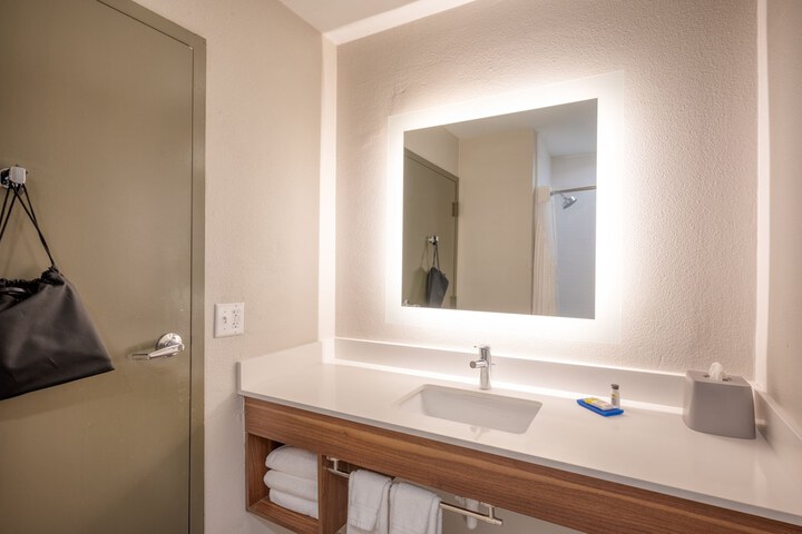 Room 13 of 37