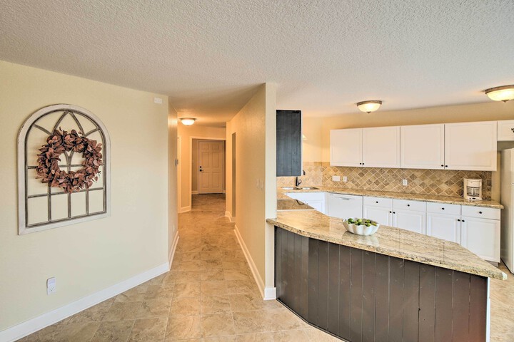 Apt w / Balconies - Steps to Kemah Boardwalk!