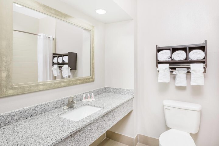 Days Inn & Suites by Wyndham Madisonville