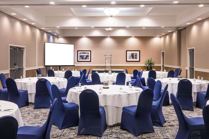 DoubleTree by Hilton Hotel Newark Airport