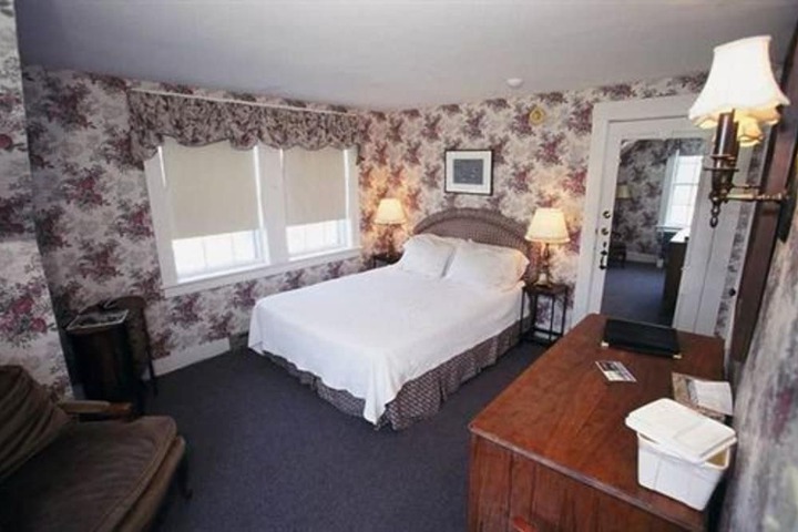Room 34 of 104