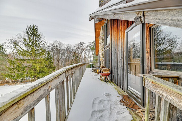 Near Canandaigua Lake: Retro Cabin w / Deck & Views