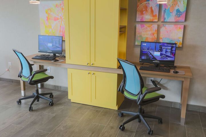 Business Center 82 of 83