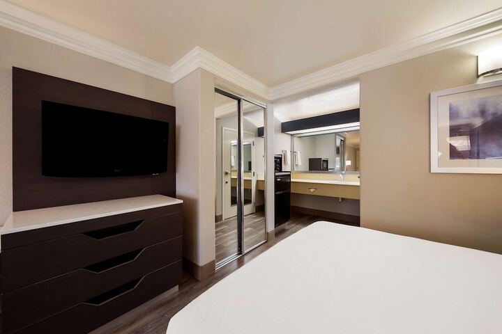 Room 13 of 30