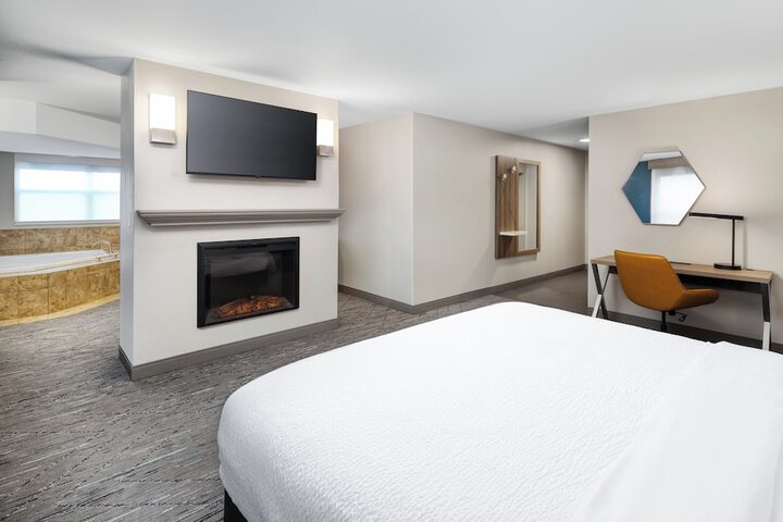 Holiday Inn Express & Suites Green Bay East by IHG