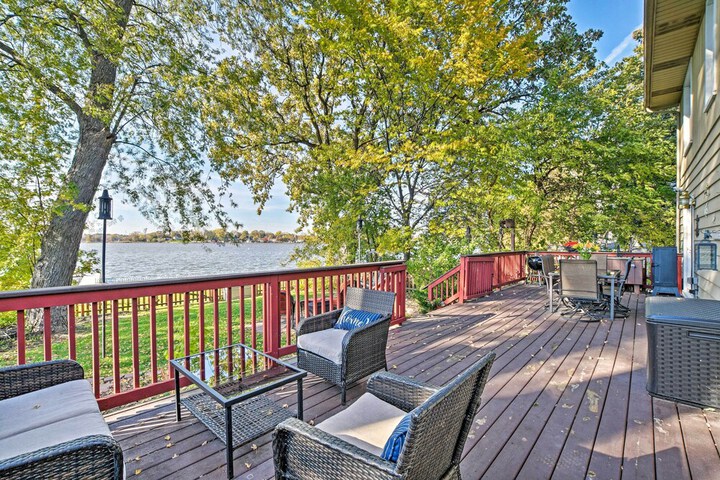 Lakefront Home w / Game Room Theater & Dock!