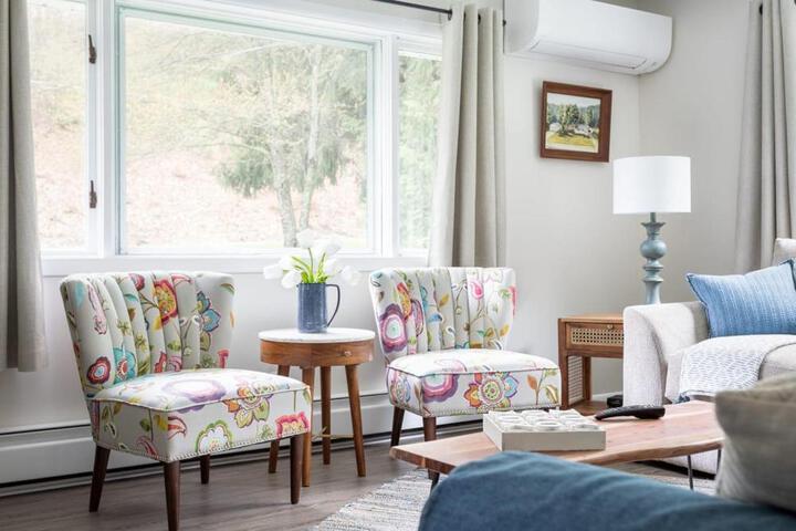 Cedar Creek Cottage Close to Downtown Traverse City Beaches and the TART Trail