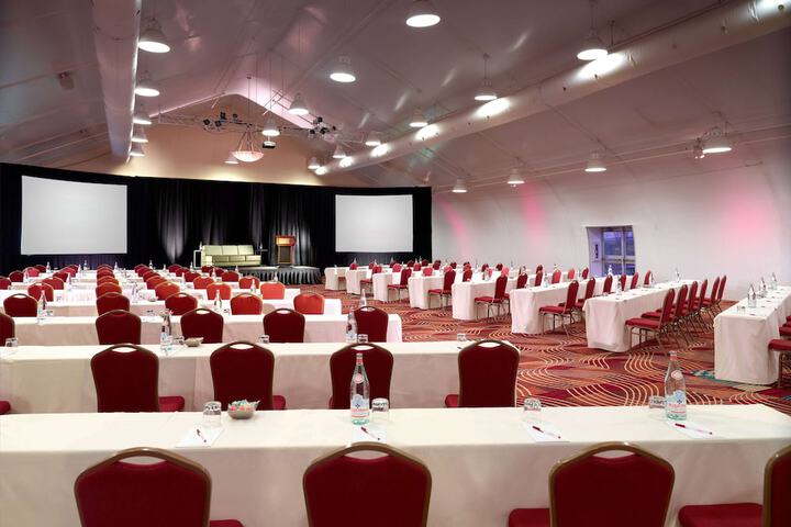Ballroom/Hall 54 of 64